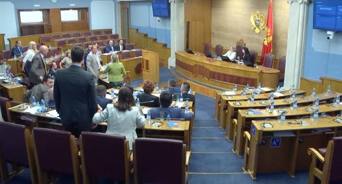(VIDEO) Incident u Skupštini Crne Gore: Nemoj da se dignem da mu mozak prospem; Dođi, ajde dođi…