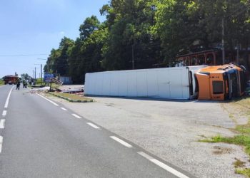 U strašnoj nesreći kamiona i automobila jedna osoba poginula