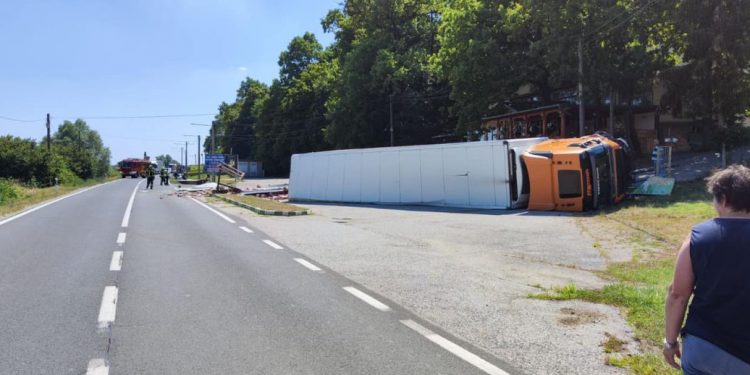 U strašnoj nesreći kamiona i automobila jedna osoba poginula