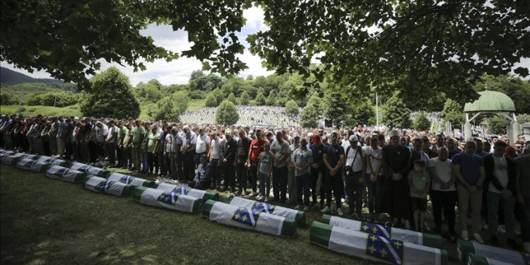 Potočari: Klanjana dženaza za 50 žrtava srebreničkog genocida