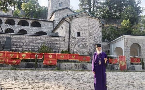 Mitropolit CPC Mihailo obišao mjesto na kojem građani postavljaju zastave 