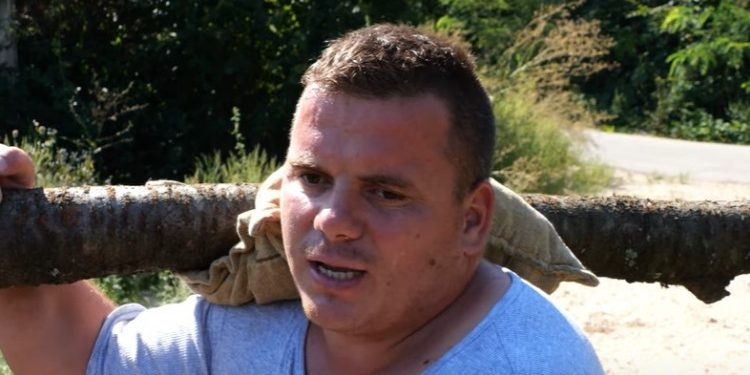 (VIDEO) Tužna priča iz Viteza: Noseći drva na ramenu hrani petero djece