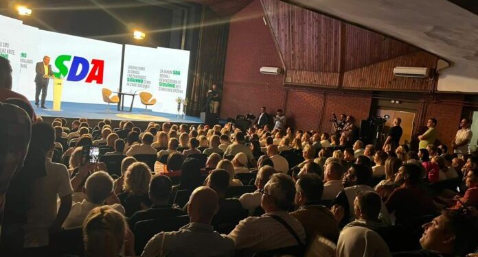 MOSTAR RAŠIRENIH RUKU I PUNIH DVORANA DOČEKAO BAKIRA IZETBEGOVIĆA