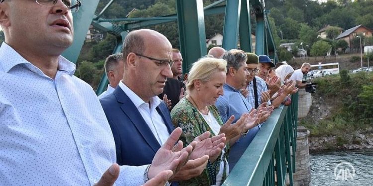 Stotine ruža pušteno niz Drinu u znak sjećanja na ubijene Bošnjake Foče