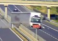 (VIDEO) Pucanje prednje lijeve gume – kamion je presjekao autocestu cijelom širinom