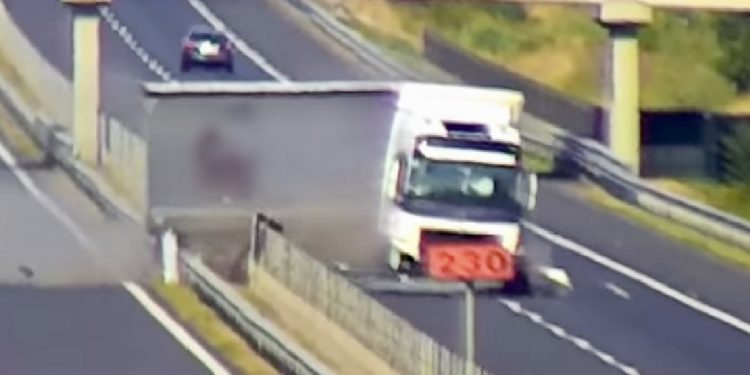 (VIDEO) Pucanje prednje lijeve gume – kamion je presjekao autocestu cijelom širinom