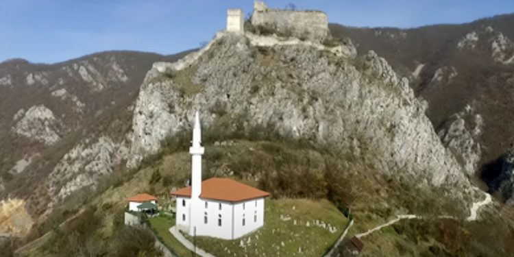 (VIDEO) Džamija ispod drevne srpske tvrđave čuva jedan od najstarijih Kur’ana na Balkanu