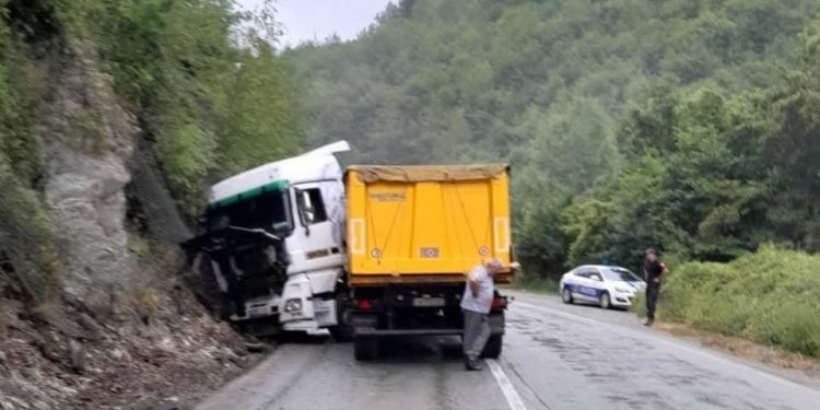SANDŽAK: VOZAČ KAMIONA IZGUBIO KONTROLU NAD VOZILOM PA UDARIO U POTPORNI ZID