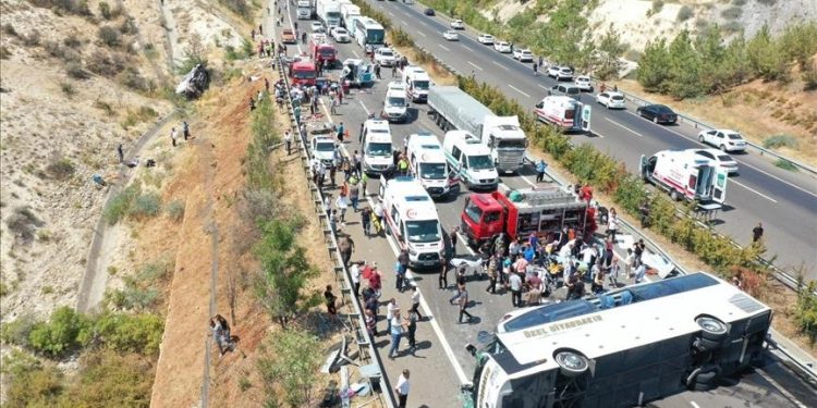 U saobraćajnoj nesreći u Gaziantepu poginulo 16, a povrijeđena 21 osoba
