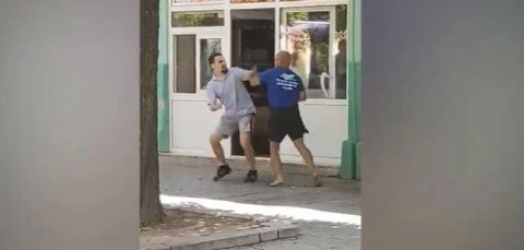 (VIDEO) Dvojica odbornika se potukli u centru grada, razlog Kosovo?