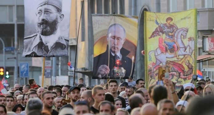 PROTEST PROTIV EUROPRIDEA U BEOGRADU: SKUP OBILJEŽEN ČETNIČKIM OBILJEŽJIMA I PODRŠKOM PUTINU
