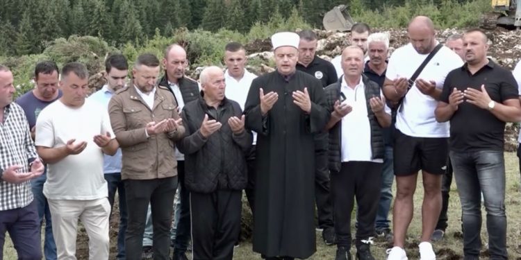 (VIDEO) BIŠEVO: BRATSTVO ČOLOVIĆA ZAPOČELO IZGRADNJU DŽAMIJE