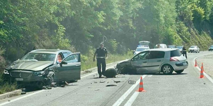Sandžak: U udesu dva automobila “renou” otkinut točak