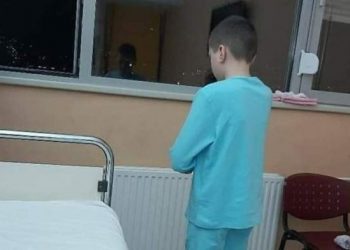 NADA ZA OZDRAVLJENJEM UZ MOLITVU: FOTOGRAFIJA DJEČAKA KOJI U BOLNICI OBAVLJA NAMAZ ODUŠEVILA BH. JAVNOST