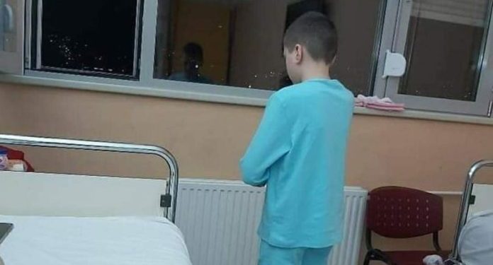 NADA ZA OZDRAVLJENJEM UZ MOLITVU: FOTOGRAFIJA DJEČAKA KOJI U BOLNICI OBAVLJA NAMAZ ODUŠEVILA BH. JAVNOST