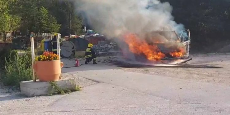(VIDEO) Sandžak: Na parkingu restorana izgorio kombi