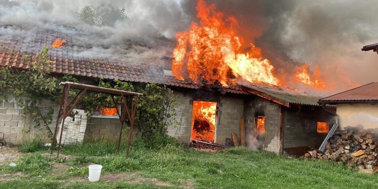 BiH: Požar progutao pomoćni objekat farme pilića kod Konjević Polja (FOTO)