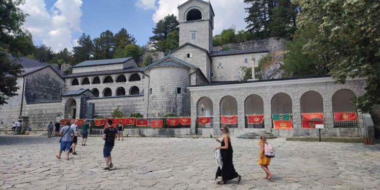 Sve više zastava Crne Gore na Cetinjskom manastiru