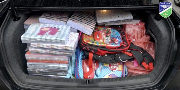 (VIDEO) Iz Bijelog Polja za učenike slabijeg materijalnog stanja u Tutinu stigao školski pribor 