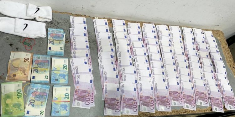 Na granici: Dva putnika u donji veš sakrili ukupno 100.000 eura, treći imao 15.500 eura