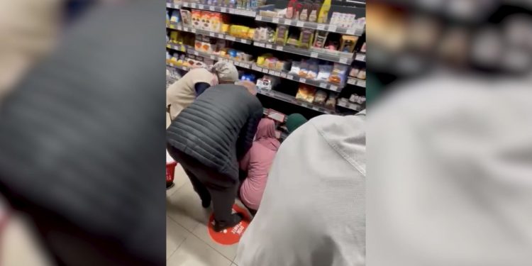 (VIDEO) LUDILO U NOVOM PAZARU! Pogledajte kako se ljudi otimaju za ŠEĆER