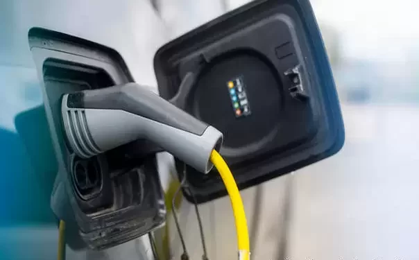 Škotski policajci dobili električne automobile bez punjača za njih!