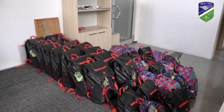 (VIDEO) Tutin: Djeca povratnika po readmisiji od HELP-a dobila rančeve i školski pribor