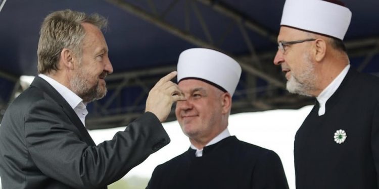IZETBEGOVIĆ UZ KAVAZOVIĆA NA SVEČANOSTI U BUSOVAČI