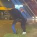 (VIDEO) BOKS MEČ JE TRAJAO DOK SE ZELENO NIJE UPALILO: POTUKLA SE DVA MLADIĆA NA SEMAFORU
