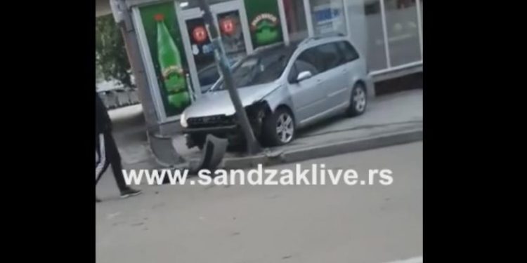 (VIDEO) Sjenica – Bežao od policije pa se zakucao u stub ulične rasvjete u centru grada