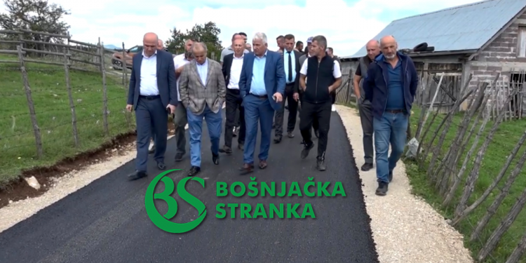 (VIDEO) ROŽAJE: U RADETINI DANAS POSTAVLJEN NOVI ASFALT