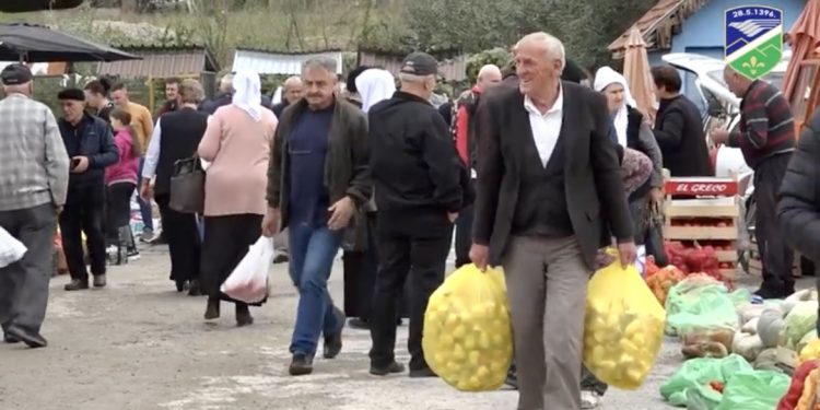 (VIDEO) Na tutinskoj pijaci sve što treba za zimnicu