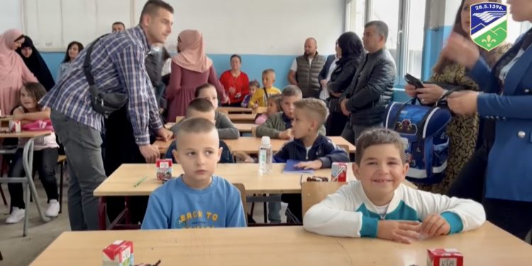 (VIDEO) Tutinske osnovne škole svečanim prijemom dočekale đake prvake
