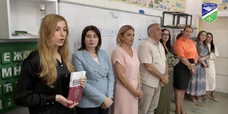 (VIDEO) BNV OŠ “Vuk Karadžić” podijelilo priručnik “Kratke crtice iz prošlosti Bošnjaka” 