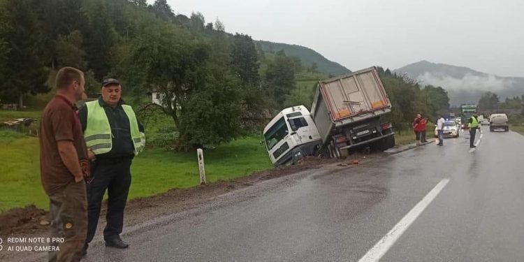 BIJELO POLJE: KAMION SLETIO SA PUTA