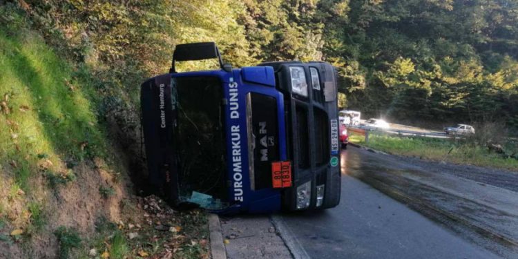 Prevrnula se cisterna sa sumpornom kiselinom: Pukao rezervoar, nafta se izlila po putu (FOTO)