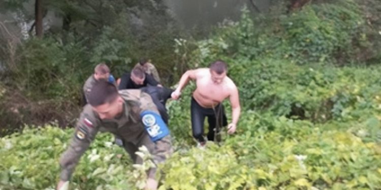 Auto sletio u Ibar, dva vozača spasila ženu od utapanja
