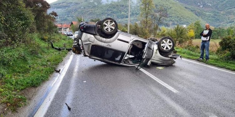 BIJELO POLJE: AUTO SE PREVRNULO NA KROV, VOZAČ LAKŠE POVRIJEĐEN