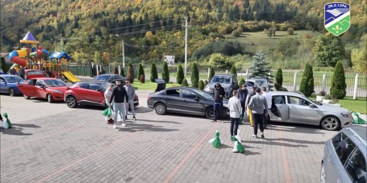 (VIDEO) Humanitarci iz Beograda donirali pakete sa osnovnim životnim namirnicama u Tutinu 