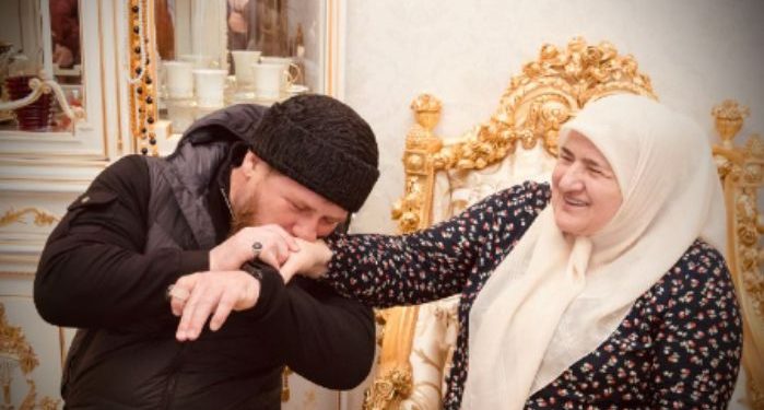 Putin je odlikovao majku Ramzana Kadirova Ordenom časti
