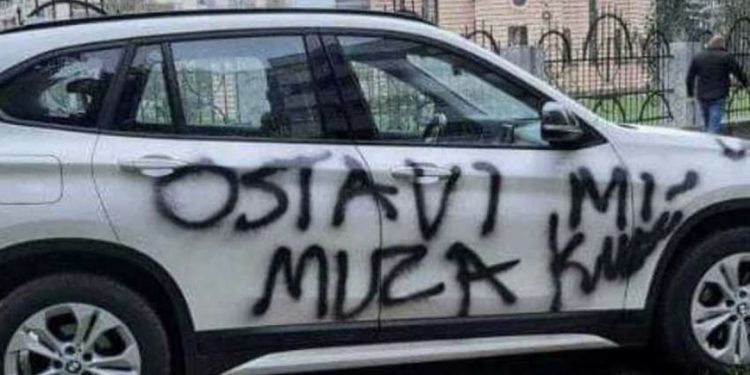 SANDŽAK: Ostavi mi muža k*rvo: Prevarena žena uništila BMW suprugove ljubavnice (FOTO)