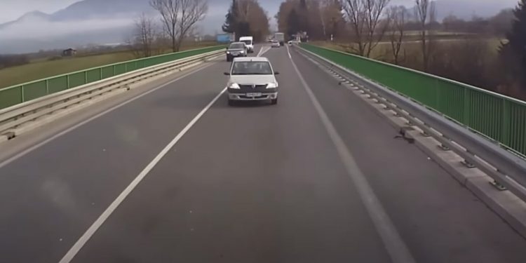 (VIDEO) Direktan sudar Dacie i kamiona, snimljen iz kabine