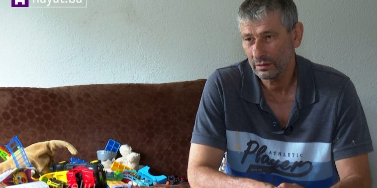 (VIDEO) SIN I SNAHA OSTAVILI SU NJIH ČETVERO SAMIH, PLAKALI SU KADA SAM DOŠAO: DEDO EDIN SADA VODI BRIGU O SVOJIM UNUČADIMA