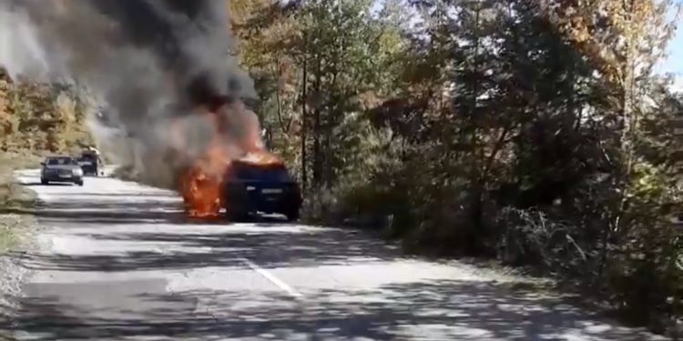 (VIDEO) Tutin: Gori auto u mjestu Hum