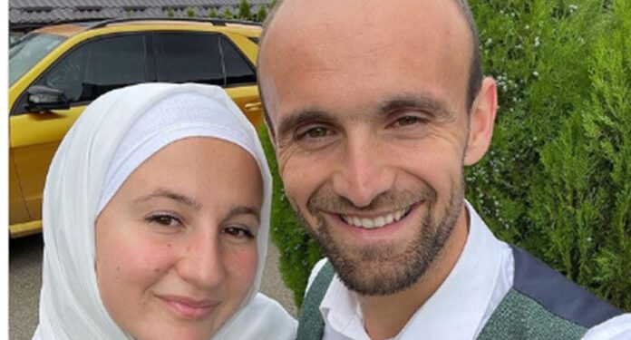 AMINA, SUPRUGA AMELA TUKE, NA FACEBOOKU: DOK SAM ŽIVA I DOK POSTOJI SDA MOJ GLAS IDE NJIMA, TO SU ME ZADUŽILI ŠEHIDI, I MOJ BABO, I MOJ DEDO