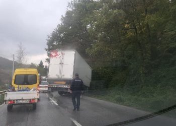 U BIJELOM POLJU KAMION SLETIO SA KOLOVOZA