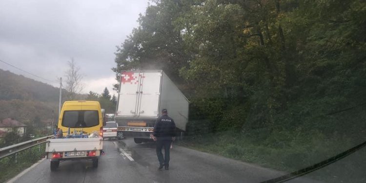 U BIJELOM POLJU KAMION SLETIO SA KOLOVOZA