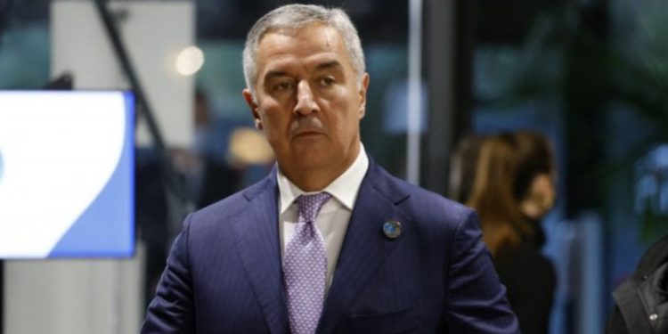 Đukanović večeras na Kosovu, policija blokirala puteve