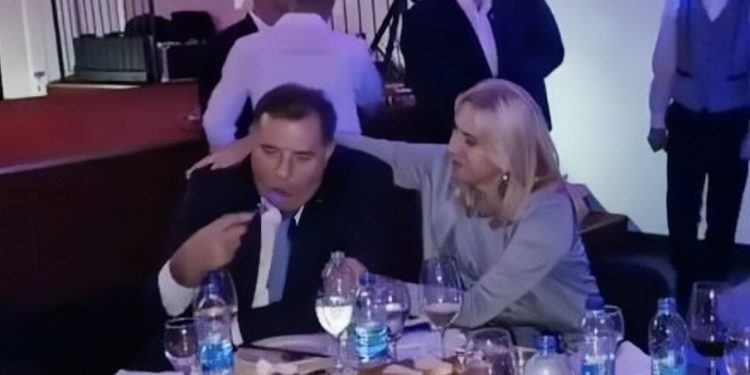 (VIDEO) DODIK U PRISNOM ZAGRLJAJU SA PLAVUŠOM KOJU SVI ZNATE: ISPLIVAO SNIMAK, GORE MREŽE