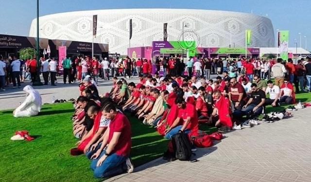 (VIDEO) SLIKA DANA: Marokanski navijači klanjaju ispred stadiona Al Thumama u Kataru